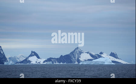 Gewitterhimmel über dem Schnee bedeckt Berge und Gletscher der Krönung Insel.  Süd-Orkney-Inseln, Antarktis Stockfoto