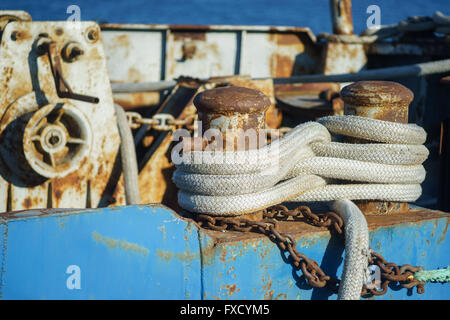 Verrostete Festmacher Poller mit Marine Seile auf altes Schiff Stockfoto