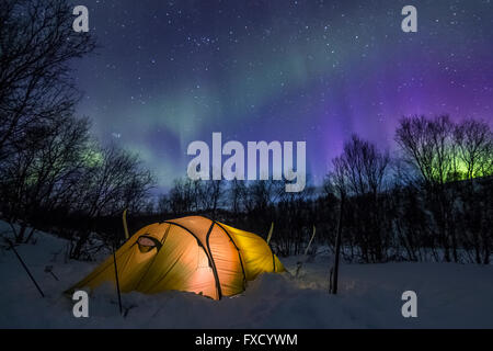 Zelten unter die Polarlichter Stockfoto