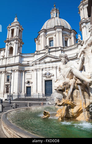 Brunnen der vier Flüsse und Palazzo Pamphilj, einen Palast in der Piazza Navona in Rom. Es wurde von 1644 bis 1650 gebaut. Stockfoto