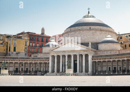 Kirche von San Francesco di Paola auf der Piazza del Plebiscito. Neapel, Italien Stockfoto