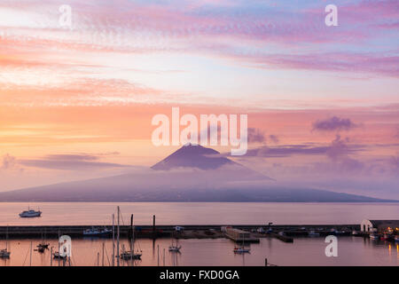 Berg Pico, Insel Pico, Azoren, bei Sonnenaufgang. Hafen von Horta, Faial Insel im Vordergrund Stockfoto