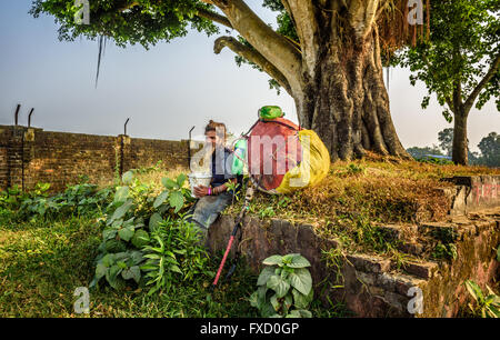 Wandernde Sadhu Baba (Heiliger) mit traditionellen langen Haaren und eine große Tasche Stockfoto