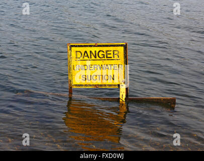 Gefahrenzeichen Unterwasser Absaugung am Whitlingham sehr breit, Trowse, Norfolk, England, Vereinigtes Königreich. Stockfoto