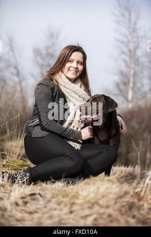 Frau und Labrador Retriever Stockfoto