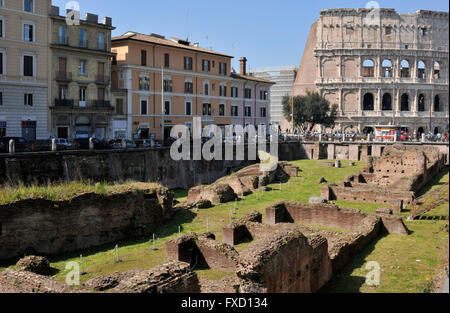Italien, Rom, Ludus Magnus und Kolosseum Stockfoto