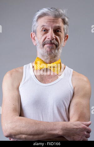 Lustiger senior Mann mit einer Fliege um den Hals Stockfoto