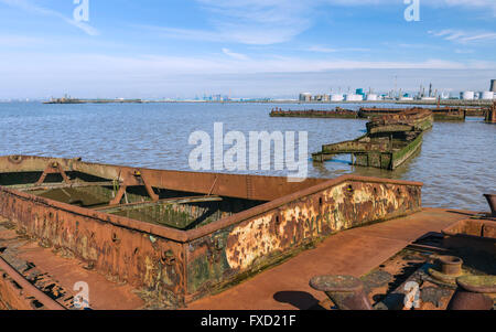 Rosten, veraltet und verlassenen Flussschiffe auf die Schlammbänke der Humber Mündung bei Flut gestrandet. Stockfoto