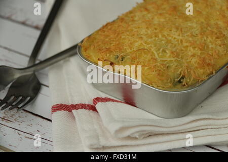 Kartoffelkuchen mit Brokkoli, geräuchertes Rindfleisch und Cheddar Käse in Einweg-Aluminium-Behälter. Stockfoto