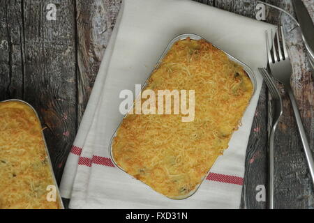 Kartoffelkuchen mit Brokkoli, geräuchertes Rindfleisch und Cheddar Käse in Einweg-Aluminium-Behälter. Stockfoto