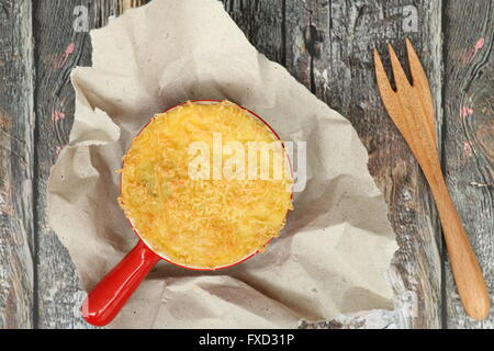 Kartoffelkuchen mit Brokkoli, geräuchertes Rindfleisch und Cheddar Käse in Mini Topf Topf. Stockfoto