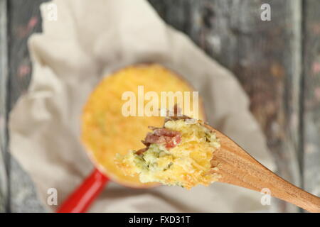 Kartoffelkuchen mit Brokkoli, geräuchertes Rindfleisch und Cheddar Käse in Mini Topf Topf. Stockfoto