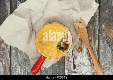 Kartoffelkuchen mit Brokkoli, geräuchertes Rindfleisch und Cheddar Käse in Mini Topf Topf. Stockfoto