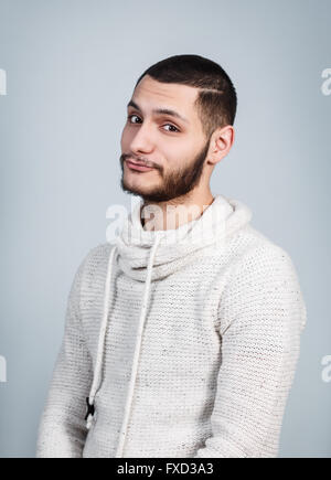 Schöner junger Mann macht ein süßes Gesicht Stockfoto