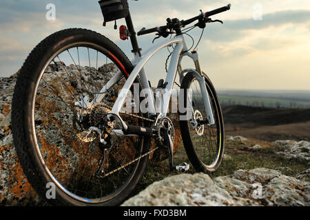 Fahrrad steht auf einem Felsen Stockfoto