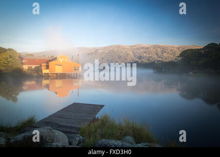 Die Sonne geht über Lake Crackenback an einem kalten Herbstmorgen in New South Wales, Australien Stockfoto