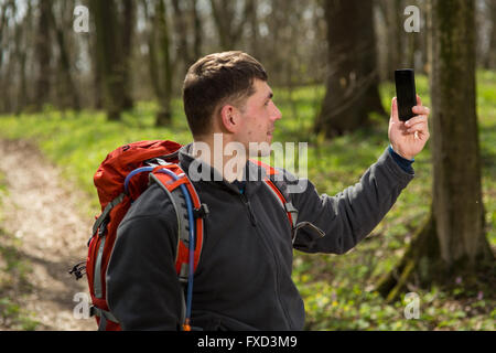Mann Wanderer nehmen Foto mit Ihrem Smartphone im Wald Stockfoto