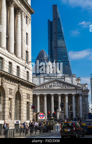 Bank U-Bahn-Station und Bank Junction, mit der Royal Exchange, dem Gherkin und dem Leadenhall Building im Hintergrund, The City of London, UK Stockfoto