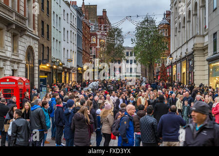 Riesige Massen von Weihnachtseinkäufern entlang der James St in Covent Garden im Londoner West End zur Weihnachtszeit, London, Großbritannien Stockfoto