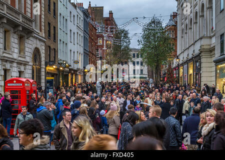 Riesige Massen von Weihnachtseinkäufern entlang der James St in Covent Garden im Londoner West End zur Weihnachtszeit, London, Großbritannien Stockfoto