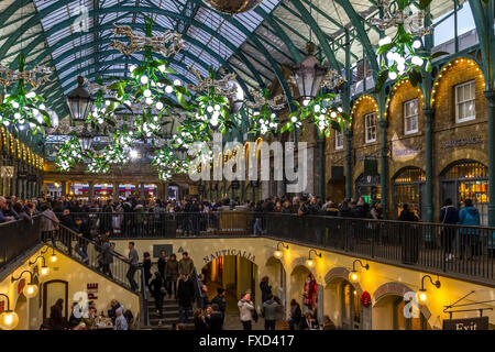 Weiße Misteldekorationen im Covent Garden zu Weihnachten, Convent Garden, London, Großbritannien Stockfoto