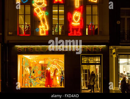 Die aufwändig gestaltete Stella McCartney Store an Weihnachten,30 Bruton St. London Stockfoto