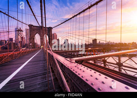 New York City, USA, in den frühen Morgenstunden auf die berühmte Brooklyn Bridge Stockfoto