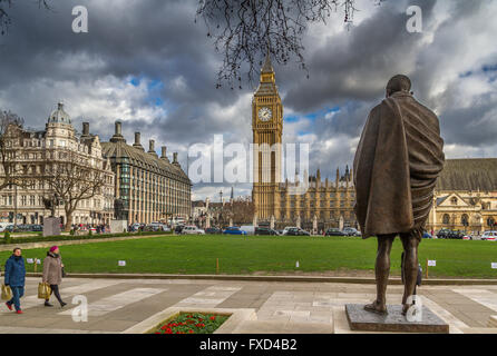 Die Bronzestatue von Mahatma Gandhi, Parlament Square in London Stockfoto