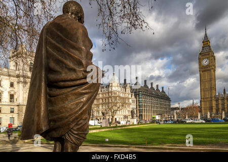 Bronzestatue von Mahatma Gandhi gegenüber den Houses of Parliament auf dem Parliament Square, London, Großbritannien Stockfoto