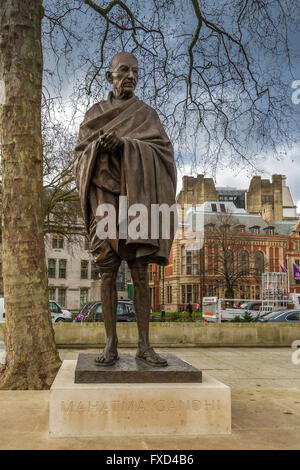 Bronzestatue von Mahatma Gandhi auf dem Parliament Square London, Großbritannien Stockfoto