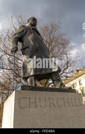 Bronzestatue von Winston Churchill am Parliament Square, Westminster, London, Großbritannien Stockfoto