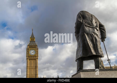 Die Statue von Winston Churchill am Parliament Square, mit Big Ben in der Ferne, Westminster, London Stockfoto