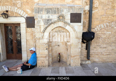 Tourist am Hof des Coenaculum - Abendmahlssaal, statt zu einer Website von The Last Supper auf dem Berg Zion in Jerusalem, Israel Stockfoto