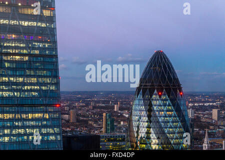 Das Gherkin und das Leadenhall Building (Cheesegrater) bei Nacht in der City of London, London, Großbritannien Stockfoto