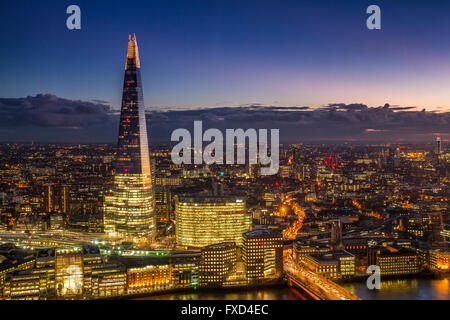 The Shard at Night , das höchste Gebäude in Großbritannien, das von Renzo Piano entworfen wurde und 2013 in London, Großbritannien, eröffnet wurde Stockfoto