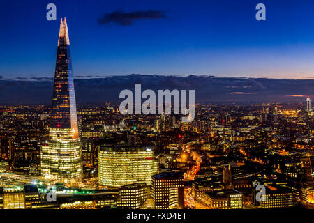 The Shard at Night , das höchste Gebäude in Großbritannien, das von Renzo Piano entworfen wurde und 2013 in London, Großbritannien, eröffnet wurde Stockfoto