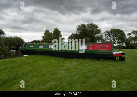 Gestrandete Narrowboat an den Ufern des Flusses Avon in der Nähe von Evesham, Worcestershire, England nach Überschwemmungen des Flusses im Jahr 2007 Stockfoto