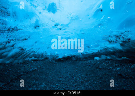 Blaues Eis gemischt mit vulkanischer Asche in Eishöhle im Inneren Breidamerkurjokull, Steckdose Gletscher Vatnajökull / Vatna Gletscher, Island Stockfoto