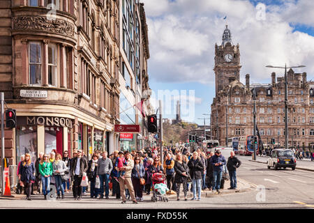 Menge der wartenden, überqueren Sie die Straße in Princes Street, Edinburgh, Scotland, UK Stockfoto