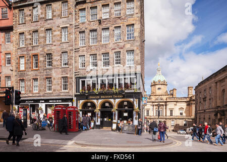 Straßenszene in der Royal Mile, Edinburgh, mit Deacon Brodie Taverne, Scotland, UK Stockfoto