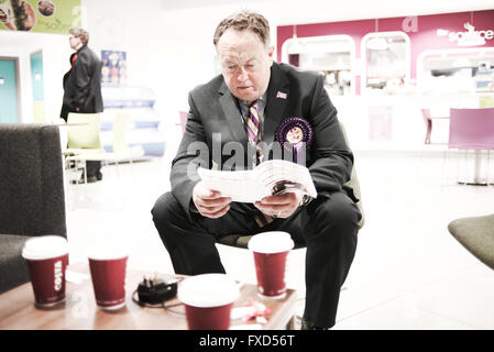 Die UKIP Kandidat Simon Tobin, stehend für Parlamentssitz in der Waveney Parlamentswahlen - Dokumentarfilm von Wahltag Stockfoto