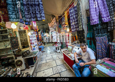 Kleidung und Souvenirs Geschäfte am arabischen Markt, die erstreckt sich über christliche und muslimische Viertel auf alte Stadt von Jerusalem, Israel Stockfoto