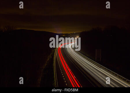 Lichtspuren auf der Schnellstraße A55, Nordwales. Stockfoto