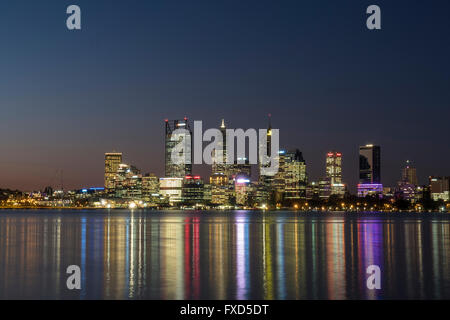 Die Stadt Perth in der Abenddämmerung über den Swan River, Western Australia, Australia Stockfoto