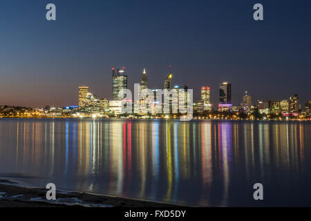 Die Stadt Perth in der Abenddämmerung über den Swan River, Western Australia, Australia Stockfoto