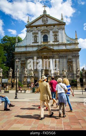 Touristen vor St. Peter und Paul Church in Krakau, Polen Stockfoto