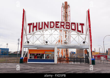 Thunderbolt-Achterbahn, Coney Island, Brooklyn, New York City, Vereinigte Staaten von Amerika. Stockfoto