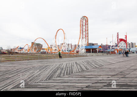 Thunderbolt-Achterbahn, Coney Island, Brooklyn, New York City, Vereinigte Staaten von Amerika. Stockfoto