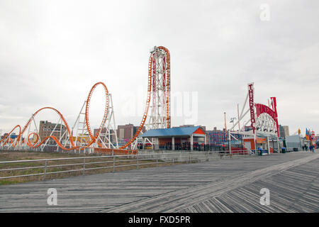 Thunderbolt-Achterbahn, Coney Island, Brooklyn, New York City, Vereinigte Staaten von Amerika. Stockfoto