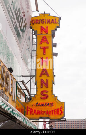 Nathans original Hot Dog Restaurant Coney Island, Brooklyn, New York, Vereinigte Staaten von Amerika. Stockfoto